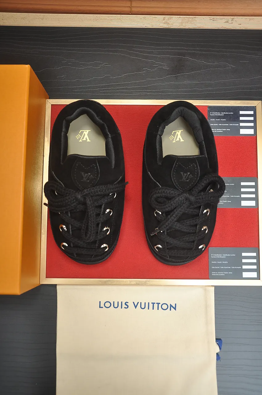 Men's men's shoes💰700💶 🔥New style🔥 LV co-branded nigo, ugly and cute😍Many Internet celebrities have put on their shoes, classic and versatile items.  ❄️Fabric: Imported high mercerized cow suede. ❄️Inner lining: high-grade elastic mesh, ❄️Outsole: original molded outsole, palm print rubber outsole with hidden L letter and Monongram flower ❄️Size: Female 35-41 (Female 41 customized), Male 39-46 (45-46 customized)